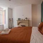 Modern & Spacious 4-bedroom Home, Family & Contractor Friendly, Prázdninový dům *