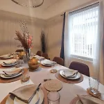Massive And Stylish 5 Bed House - Sleeps 13 - Free Parking *