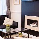 Modern 3 Bedroom House In Salford, Sleeps 6, 16 Minutes From Centre, Free Parking & Wi-fi, Weekly & Monthly Stays, Great Rates Available At Peachy Prázdninový dům
