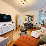 別荘 3br House Near Old Trafford With Games Sleeps 8 マンチェスター