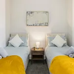 2 Bedroom 5 Beds House 10 Minutes Away From Centre And Hospitals On Street Parking ,great For Long Term Contractors And Hospital Workers بيت للعطل