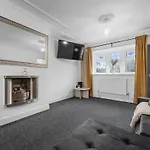 度假居 The Vibe & Play Hangout - Hot Tub Retreat *