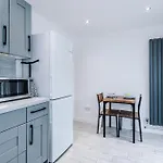 Дом отдыха Stylish 2br House For 4 In With Parking *