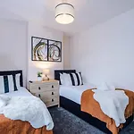 8min To Metrolink 20min To Etihad And Coop Live With Free Parking *