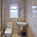 Massive And Stylish 5 Bed House - Sleeps 13 - Free Parking Manchester