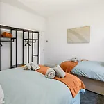 بيت للعطل 2 Bedroom 5 Beds House 10 Minutes Away From Centre And Hospitals On Street Parking ,great For Long Term Contractors And Hospital Workers مانشستر