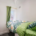 Spacious 4 Bed Ideal For Business & Long Term Stays, Free Parking Penzion Manchester