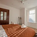 Modern & Spacious 4-bedroom Home, Family & Contractor Friendly, Manchester