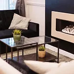 Modern 3 Bedroom House In Salford, Sleeps 6, 16 Minutes From Centre, Free Parking & Wi-fi, Weekly & Monthly Stays, Great Rates Available At Peachy Prázdninový dům Manchester