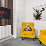 بيت للعطل 2 Bedroom 5 Beds House 10 Minutes Away From Centre And Hospitals On Street Parking ,great For Long Term Contractors And Hospital Workers مانشستر