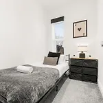 Hébergement de vacances 5br Contractor Hub - Free Parking - 20 Percent Off Monthly