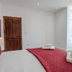 Modern & Spacious 4-bedroom Home, Family & Contractor Friendly, Prázdninový dům
