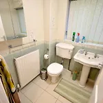 Cosy 2bdr House With Driveway Near * Manchester