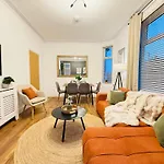 3br House Near Old Trafford With Games Sleeps 8 度假居