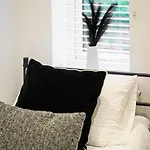 5br Contractor Hub - Free Parking - 20 Percent Off Monthly * Manchester