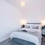 Дом отдыха Stylish 2br House For 4 In With Parking *