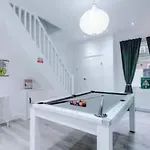 Modern 2-bed House Near Centre - Sleeps 6 Feriehus