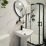 3br House Near Old Trafford With Games Sleeps 8 Манчестер