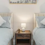 2 Bedroom 5 Beds House 10 Minutes Away From Centre And Hospitals On Street Parking ,great For Long Term Contractors And Hospital Workers مانشستر