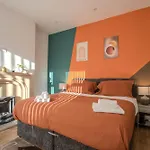 Hébergement de vacances Modern & Spacious 4-bedroom Home, Family & Contractor Friendly, Manchester