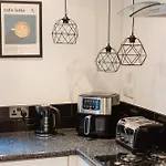 Modern 3 Bedroom House In Salford, Sleeps 6, 16 Minutes From Centre, Free Parking & Wi-fi, Weekly & Monthly Stays, Great Rates Available At Peachy Prázdninový dům