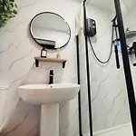 3br House Near Old Trafford With Games Sleeps 8 * マンチェスター