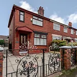 Penzion Spacious 4 Bed Ideal For Business & Long Term Stays, Free Parking