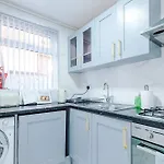 3 Bedroom Town House - Etihad Stadium - Free Parking