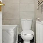 2 Bedroom 5 Beds House 10 Minutes Away From Centre And Hospitals On Street Parking ,great For Long Term Contractors And Hospital Workers * مانشستر