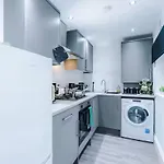 Modern 2-bed House Near Centre - Sleeps 6