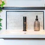 Stylish Comfort Retreat - Salford, Sleeps 8 Prázdninový dům