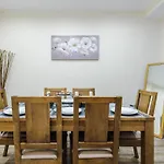 Sleeps 13, Free Parking, Near Etihad & C0-0p Live, 4br 度假居