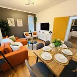 3br House Near Old Trafford With Games Sleeps 8 別荘 マンチェスター