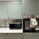 Large Luxury 4 Bedroom With Parking Manchester