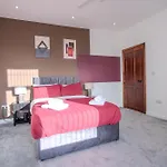 Modern & Spacious 4-bedroom Home, Family & Contractor Friendly, Manchester