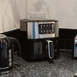 Modern 3 Bedroom House In Salford, Sleeps 6, 16 Minutes From Centre, Free Parking & Wi-fi, Weekly And Monthly Stays, Great Rates Available At Peachy *
