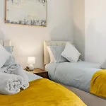 بيت للعطل 2 Bedroom 5 Beds House 10 Minutes Away From Centre And Hospitals On Street Parking ,great For Long Term Contractors And Hospital Workers مانشستر