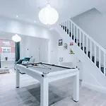 Modern 2-bed House Near Centre - Sleeps 6 Manchester