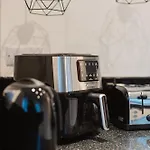 3 Bedroom House In Salford - Sleeps 6 Guests, Contractors, Groups, Families, Business, Leisure & Relocation Welcome, 15 Minutes From Centre, Fast Wi-fi, Smart Tv In Each Bedroom And Free Parking, Long & Short Welcome 度假居 曼彻斯特