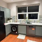Large Luxury 4 Bedroom With Parking 別荘 *