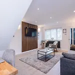 Stylish 2br House For 4 In With Parking Ferienhaus *