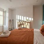 Modern & Spacious 4-bedroom Home, Family & Contractor Friendly, Manchester