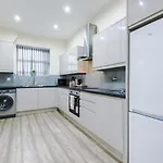 Sleeps 13, Free Parking, Near Etihad & C0-0p Live, 4br