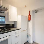 度假居 3 Bedroom House In Salford - Sleeps 6 Guests, Contractors, Groups, Families, Business, Leisure & Relocation Welcome, 15 Minutes From Centre, Fast Wi-fi, Smart Tv In Each Bedroom And Free Parking, Long & Short Welcome *