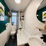 3br House Near Old Trafford With Games Sleeps 8 Манчестер