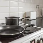 2 Bedroom 5 Beds House 10 Minutes Away From Centre And Hospitals On Street Parking ,great For Long Term Contractors And Hospital Workers Tatil Evi Manchester