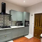 Large Luxury 4 Bedroom With Parking マンチェスター