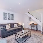 Ferienhaus Stylish 2br House For 4 In With Parking Manchester