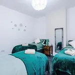 Modern 2-bed House Near Centre - Sleeps 6 Feriehus *