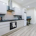 בית נופש Sleeps 13, Free Parking, Near Etihad & C0-0p Live, 4br